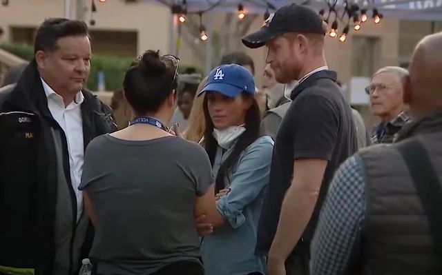 被女记者数次尊称“王妃”疑似在反讽瓦力棋牌试玩梅根带哈里到火灾救济点(图3)