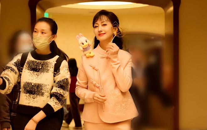 尼母子同框似豪门姐弟一家子都是童颜脸瓦力游戏试玩赵雅芝和38岁儿子游迪士(图1)