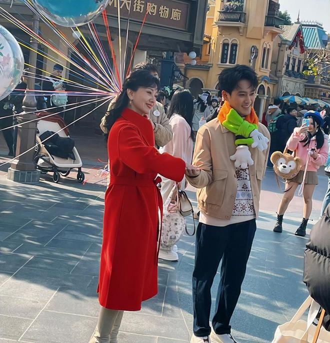 尼母子同框似豪门姐弟一家子都是童颜脸瓦力游戏试玩赵雅芝和38岁儿子游迪士(图2)