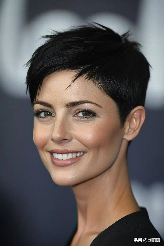 0+款造型让你美到“斩男又斩女”瓦力棋牌别再对短发说“不”！这1(图14)