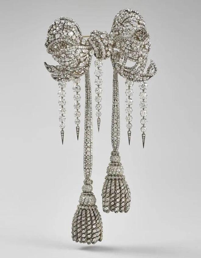 么盗窃却在“7分钟内”就完成了?瓦力棋牌这么大的“卢浮宫”为什(图4) 么盗窃却在“7分钟内”就完成了?瓦力棋牌这么大的“卢浮宫”为什(图4)