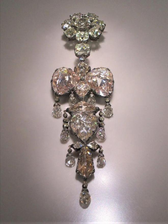 么盗窃却在“7分钟内”就完成了？瓦力棋牌这么大的“卢浮宫”为什(图18)