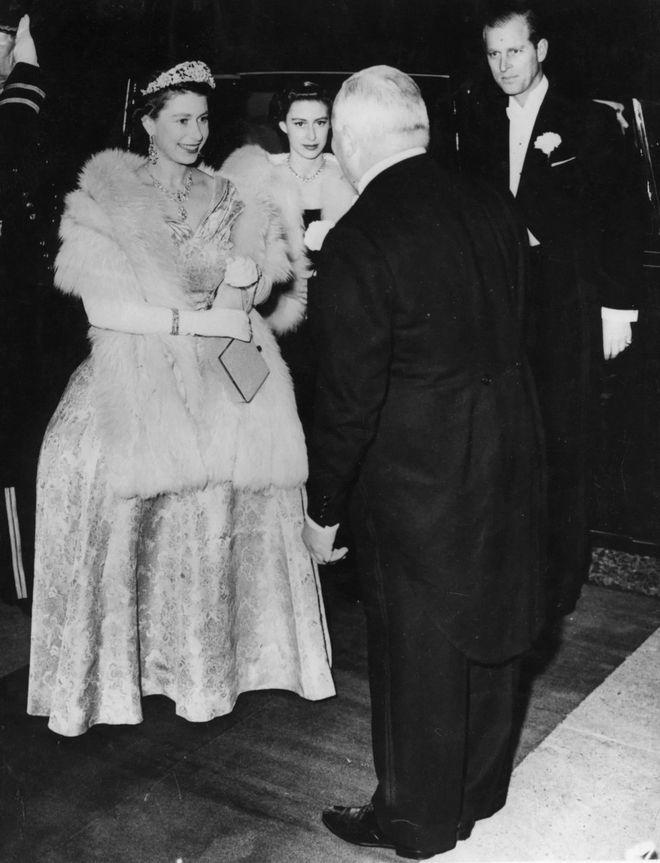 祭出女王最爱珠宝——190克拉传世耳环瓦力棋牌卡米拉祖母绿冠冕刚亮相凯特反手(图1)