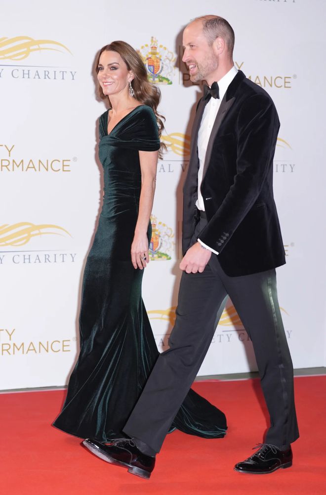 祭出女王最爱珠宝——190克拉传世耳环瓦力棋牌卡米拉祖母绿冠冕刚亮相凯特反手(图2)