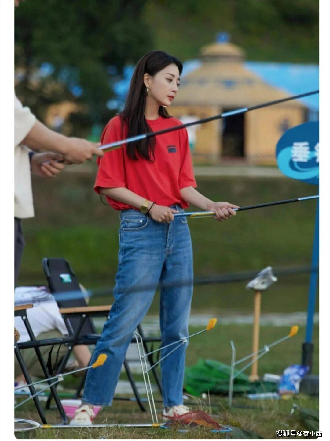 很值得中年女性借鉴时尚、优雅还减龄瓦力棋牌被45岁殷桃的穿搭惊艳到！(图1)