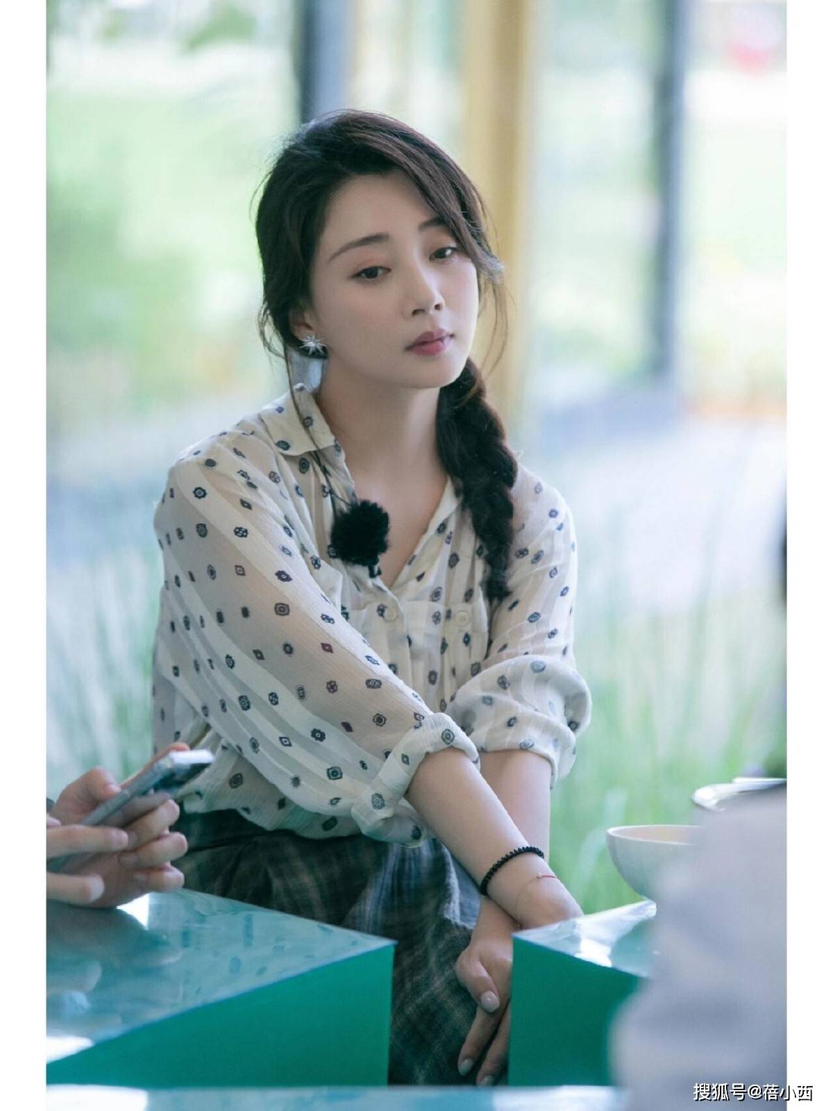 很值得中年女性借鉴时尚、优雅还减龄瓦力棋牌被45岁殷桃的穿搭惊艳到！(图4)