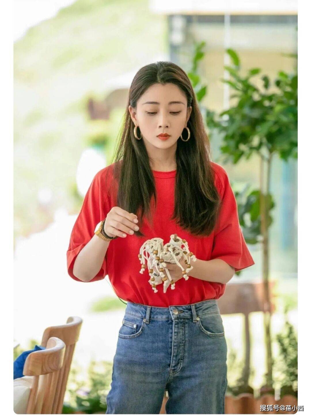 很值得中年女性借鉴时尚、优雅还减龄瓦力棋牌被45岁殷桃的穿搭惊艳到！(图6)