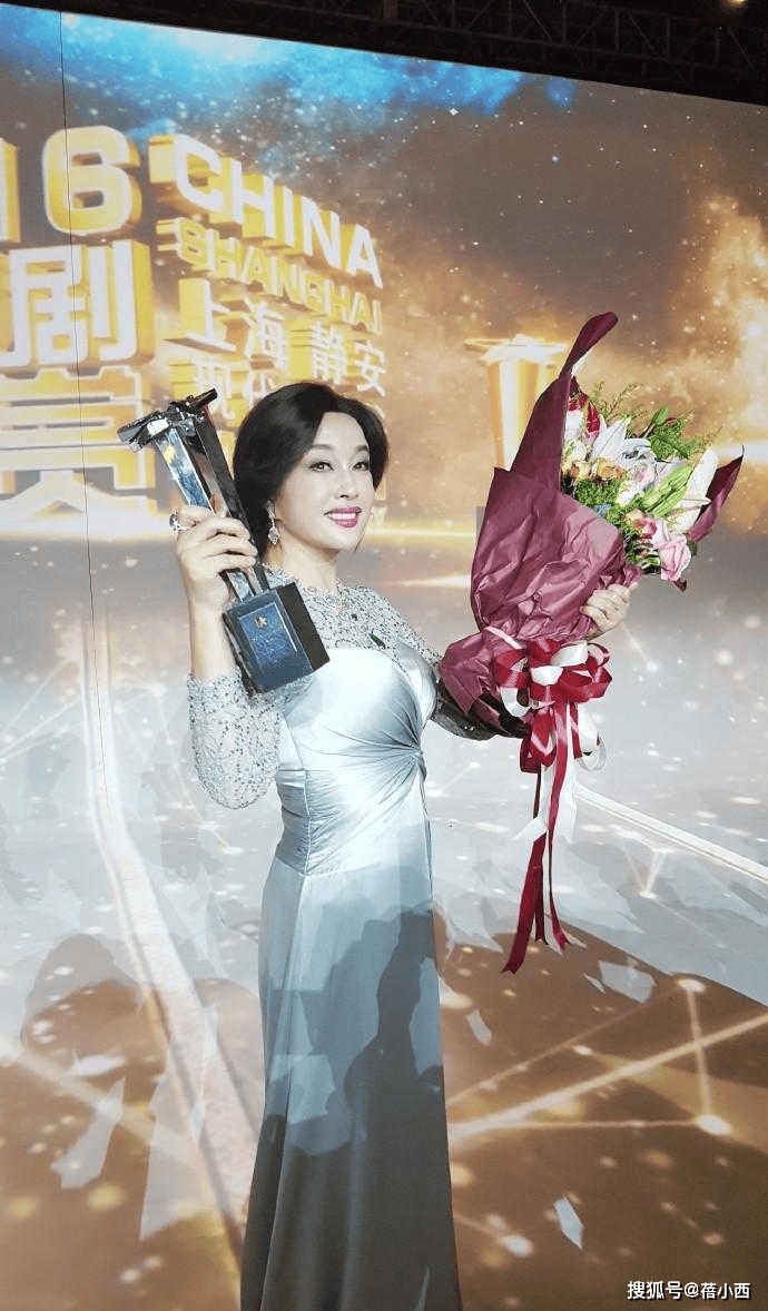 ！穿紧身晚礼服差点“撑爆”越老越迷人瓦力棋牌试玩71岁刘晓庆身材真丰腴(图1)