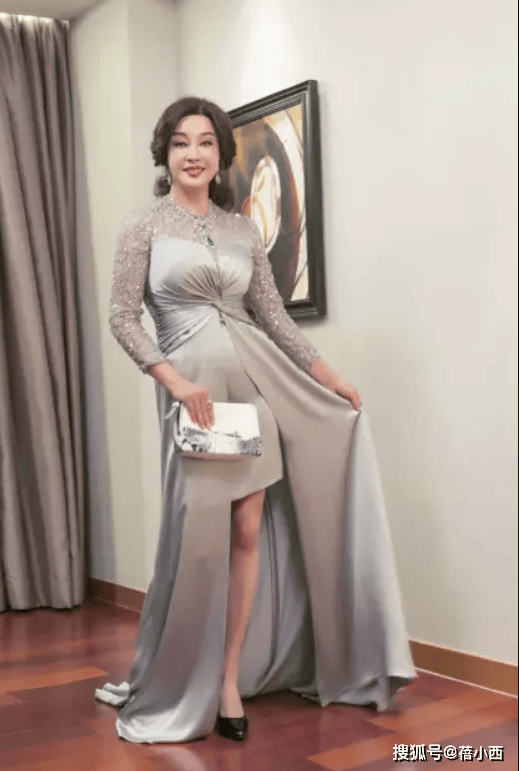 ！穿紧身晚礼服差点“撑爆”越老越迷人瓦力棋牌试玩71岁刘晓庆身材真丰腴(图2)