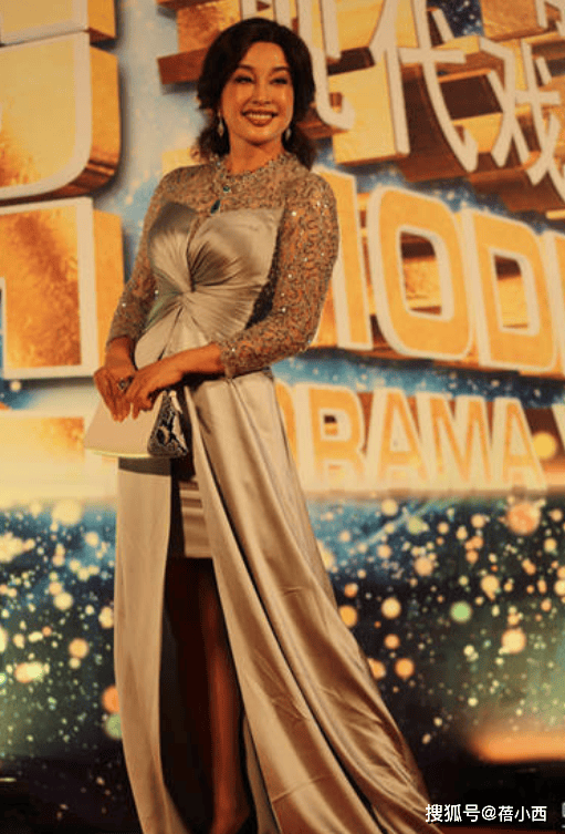 ！穿紧身晚礼服差点“撑爆”越老越迷人瓦力棋牌试玩71岁刘晓庆身材真丰腴(图4)