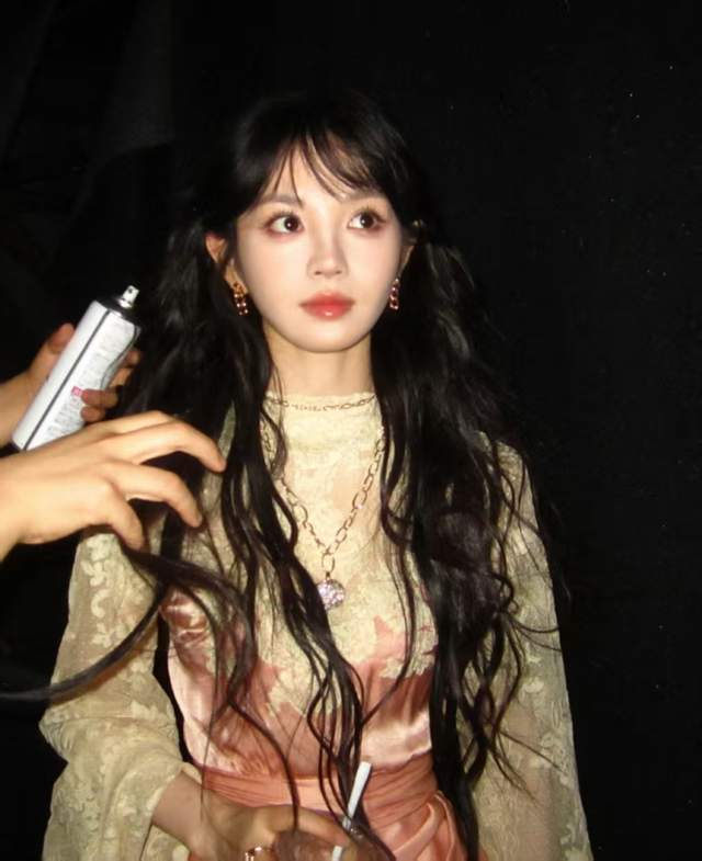 薇引发热议内娱的审美告别非赢即输瓦力棋牌热搜炸了！徐若晗撞衫田曦(图5)