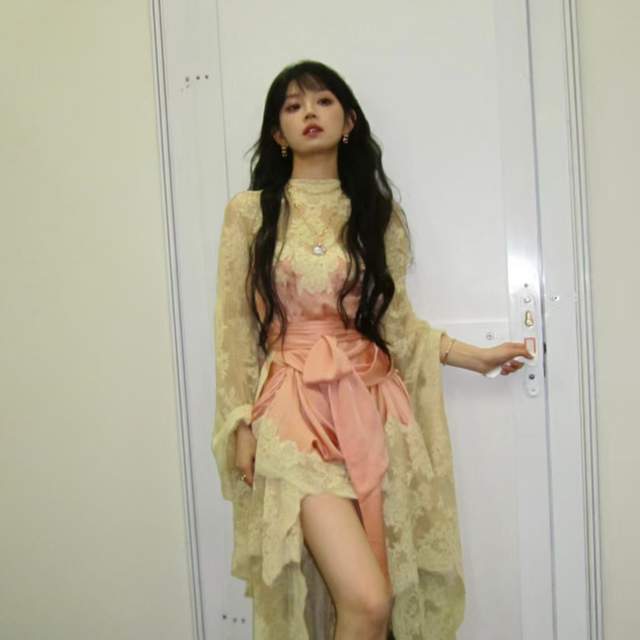 薇引发热议内娱的审美告别非赢即输瓦力棋牌热搜炸了！徐若晗撞衫田曦(图7)