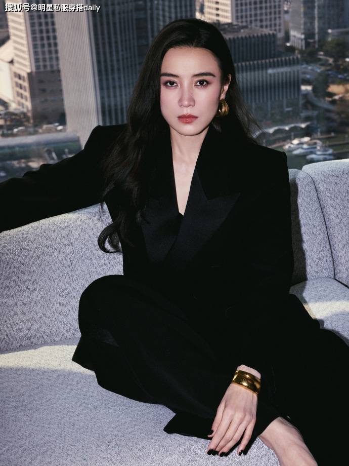 没得挑！穿黑色西装戴金手镯气场强大瓦利棋牌173大美女宋佳的气场真是(图1)