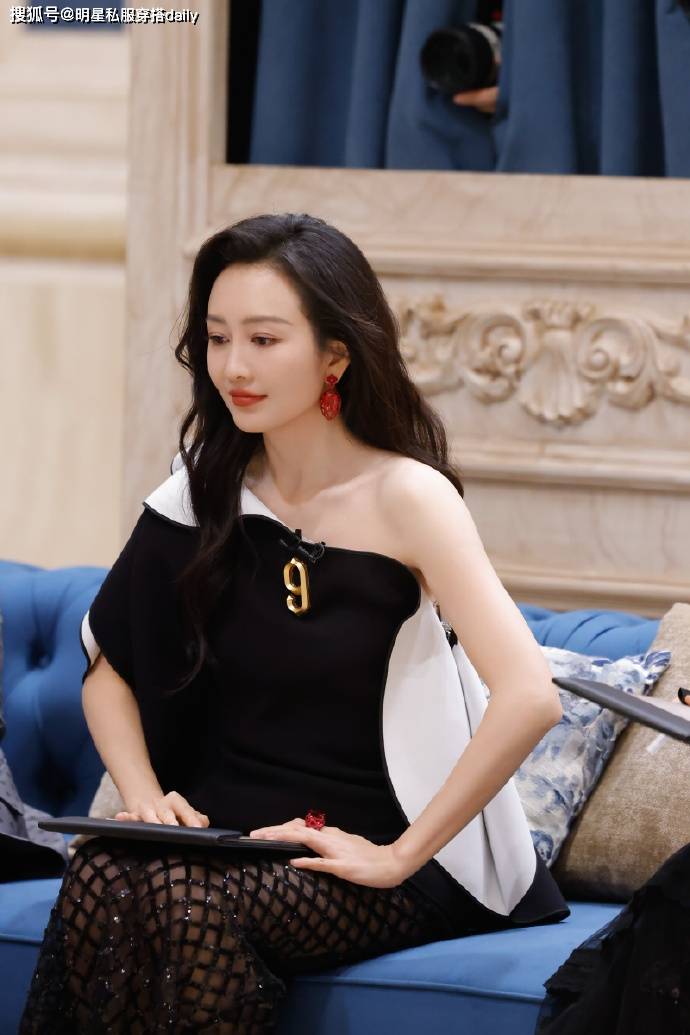 斜肩上衣+网洞裙大秀身材优雅又高级！瓦力娱乐棋牌王鸥当妈后越