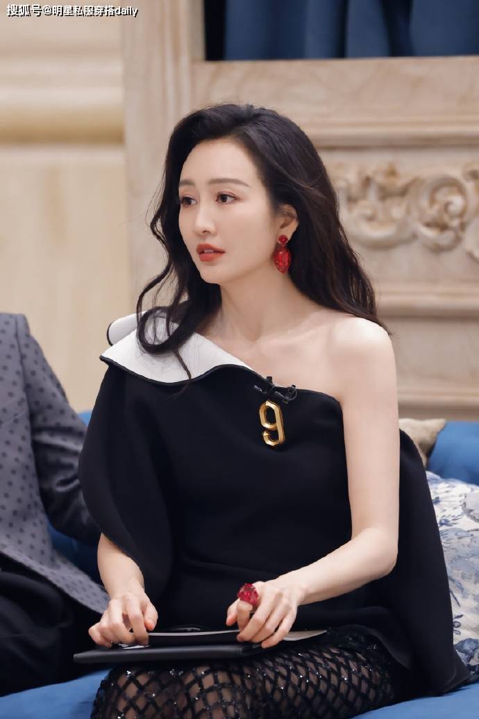 斜肩上衣+网洞裙大秀身材优雅又高级！瓦力娱乐棋牌王鸥当妈后越发时髦！穿(图6)