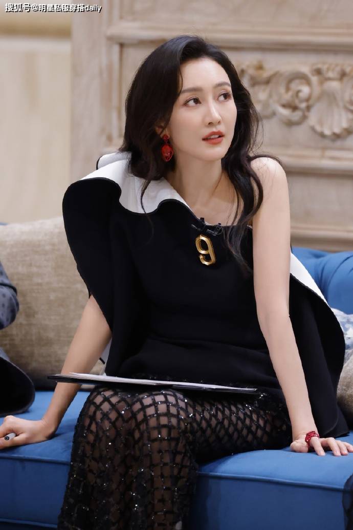 斜肩上衣+网洞裙大秀身材优雅又高级！瓦力娱乐棋牌王鸥当妈后越发时髦！穿(图4)