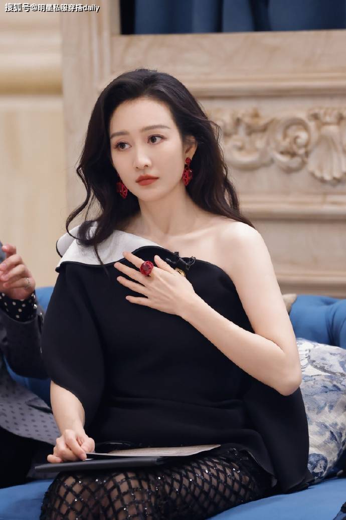 斜肩上衣+网洞裙大秀身材优雅又高级！瓦力娱乐棋牌王鸥当妈后越发时髦！穿(图3)